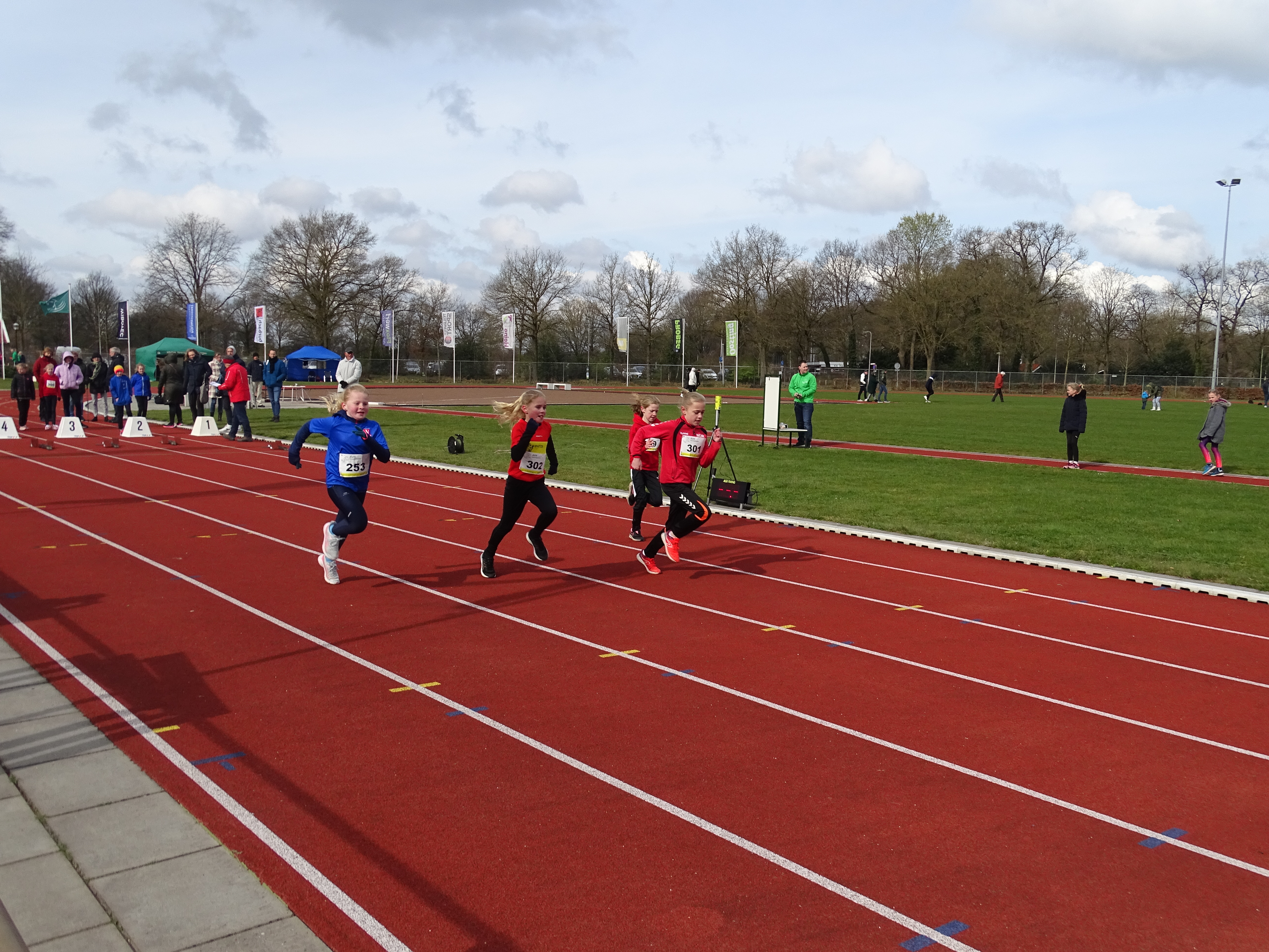 Jeugd atletiek in actie tijdens de kou in Haaksbergen